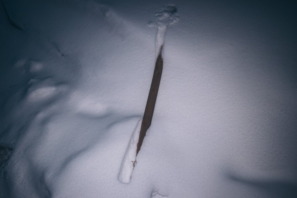 Также рядом с заправкой в снегу нашли палку со следами крови