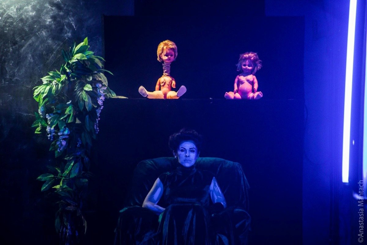 Внимание, в спектакле используется ненормативная лексика