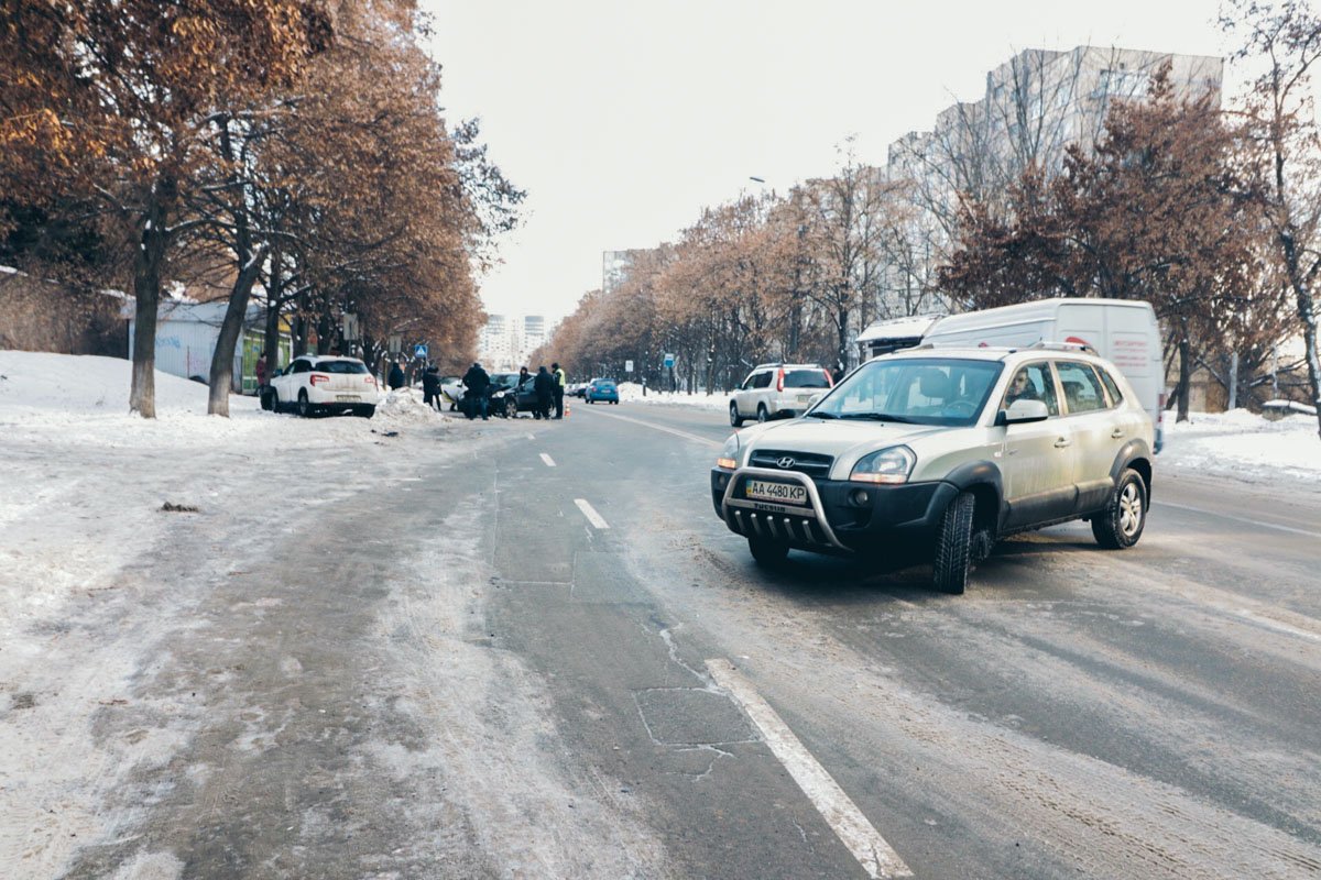 15 января в Киеве по адресу улица Демеевская, 51 произошло ДТП с участием трех автомобилей 15 января в Киеве по адресу улица Демеевская, 51 произошло ДТП с участием трех автомобилей