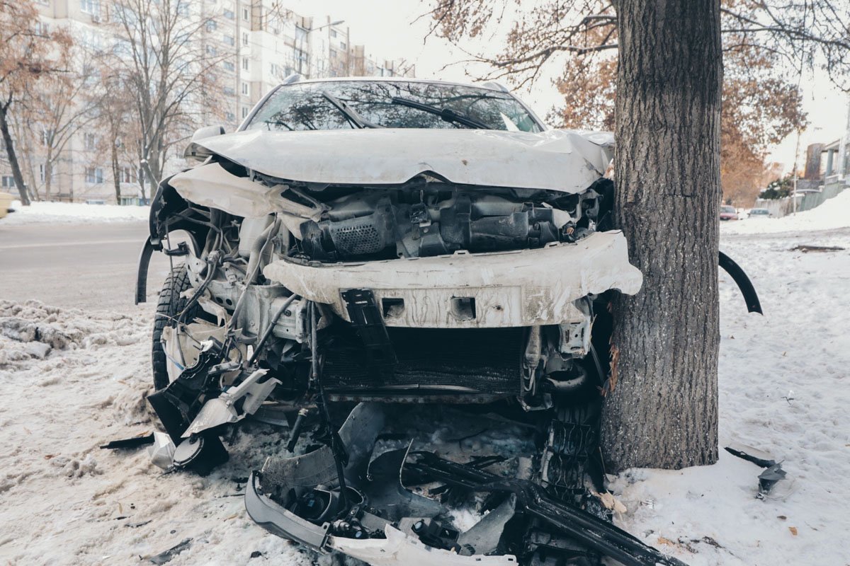 Из-за разворачивающегося Hyundai водитель Citroen влетел в дерево Из-за разворачивающегося Hyundai водитель Citroen влетел в дерево