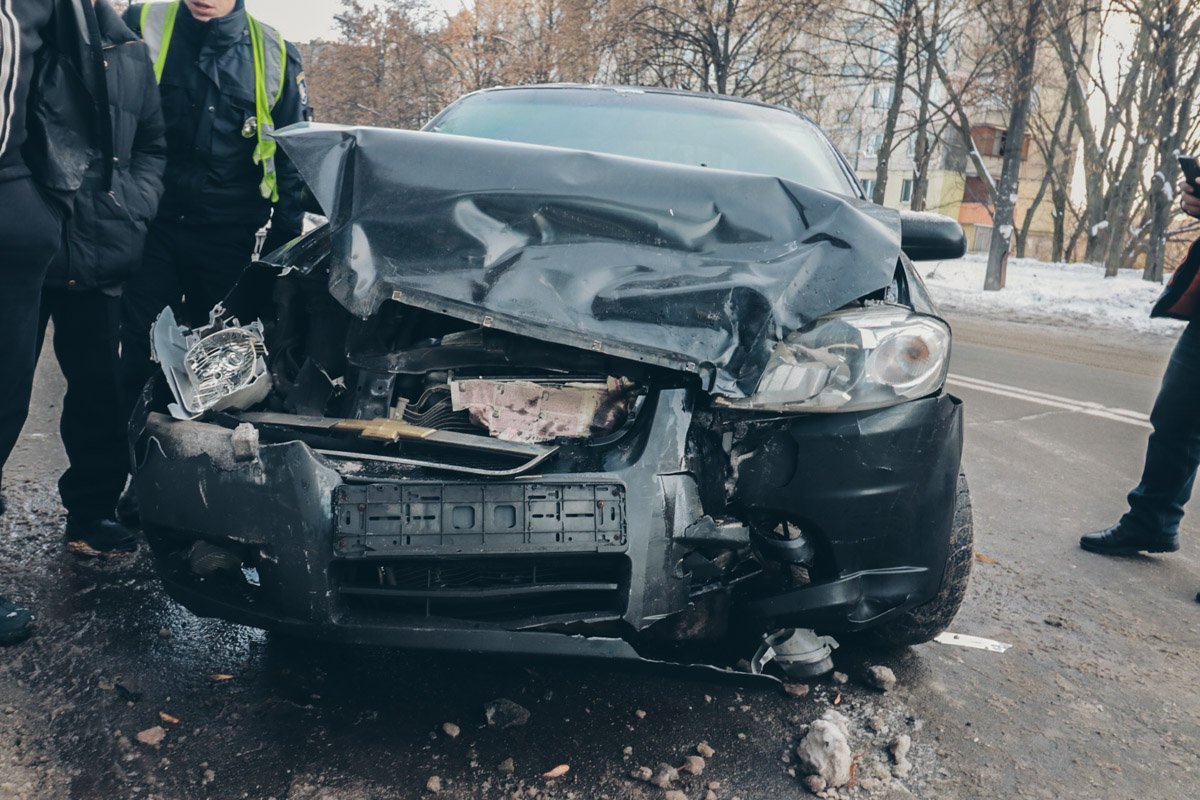 При этом сбив стоящий на обочине Chevrolet При этом сбив стоящий на обочине Chevrolet
