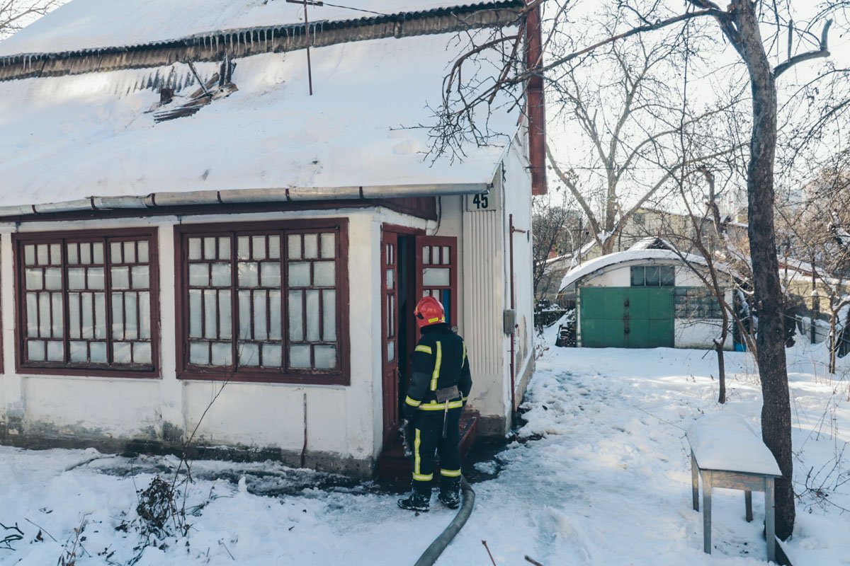 Огонь оставил последствия на крыше, но дом остался целым Огонь оставил последствия на крыше, но дом остался целым