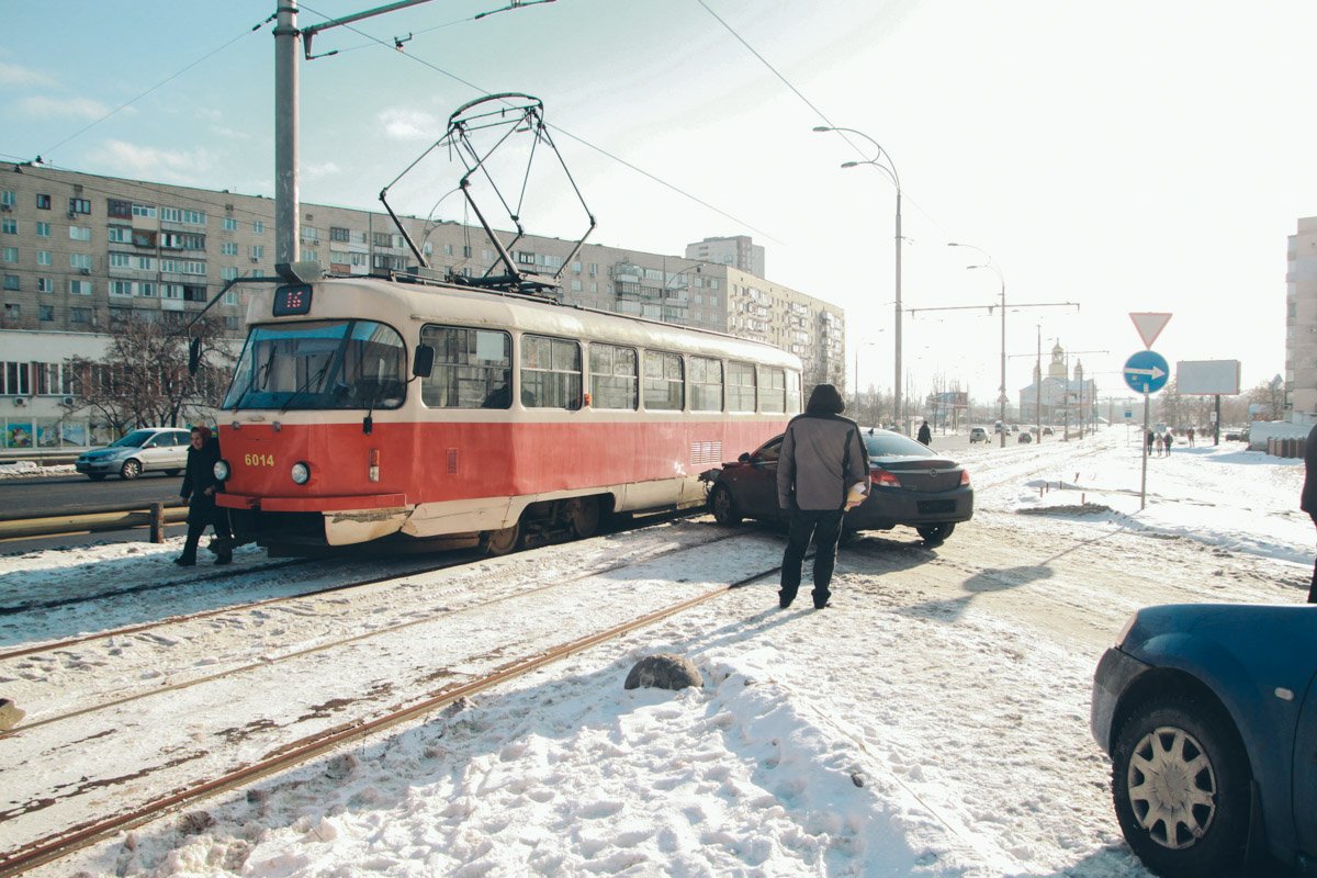 15 января в Киеве по адресу улица Маршала Малиновского, 6б Opel Insignia врезался в трамвай №16 15 января в Киеве по адресу улица Маршала Малиновского, 6б Opel Insignia врезался в трамвай №16