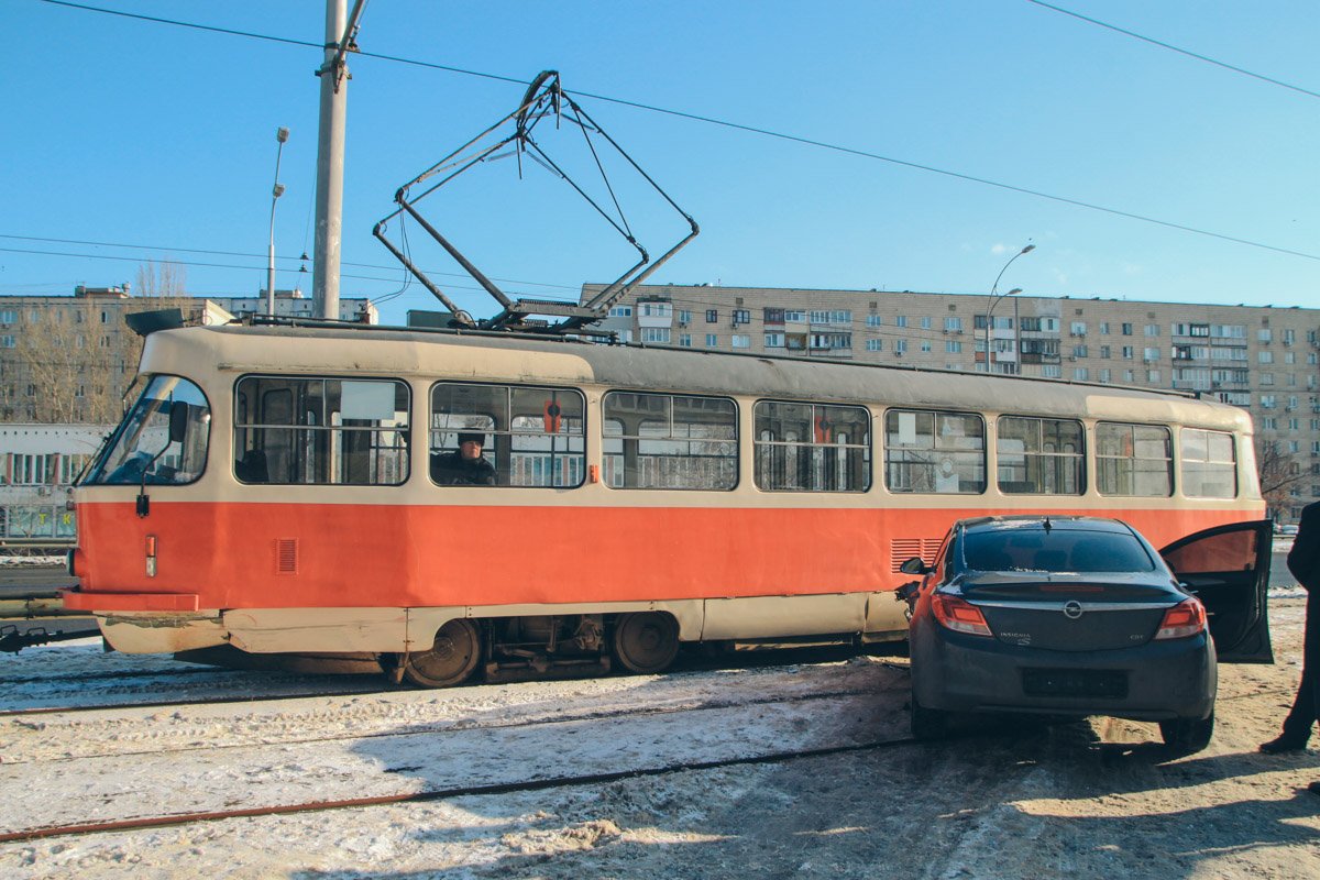 Водитель легковушки сразу же снял номера в авто Водитель легковушки сразу же снял номера в авто