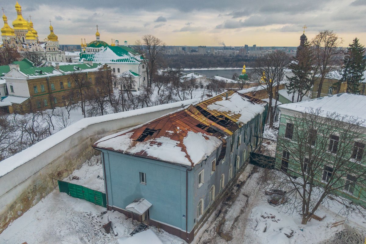 Церковнослужители требовали от властей закрыть клинику из-за того, что она могла способствовать распространению заболеваний среди посетителей лавры и паломников