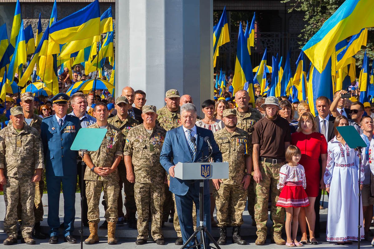 Президент Украины Петр Порошенко на церемонии поднятия самого большого флага Украины в Днепре
