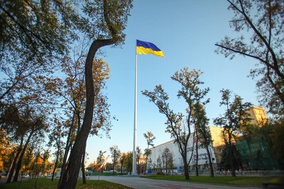 Флаг Украины высотой в 72 м видно за много километров и днем, и ночью