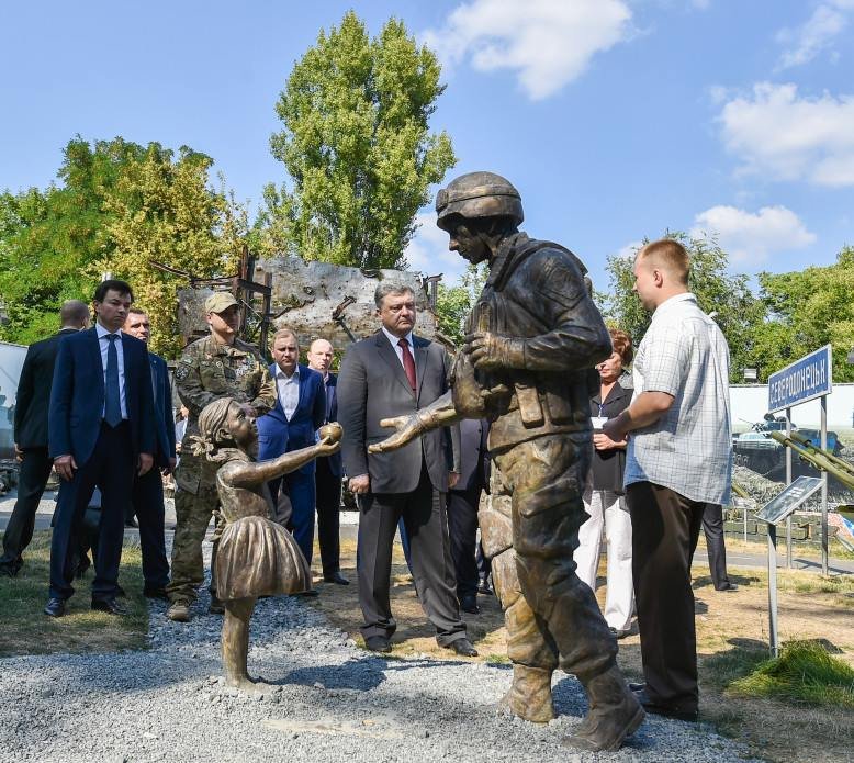 Президент Украины Петр Порошенко в музее АТО в Днепре