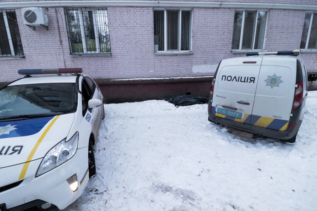 15 января в Киеве по адресу улица Вышгородская, 48 мужчина выпал из окна третьего этажа и погиб