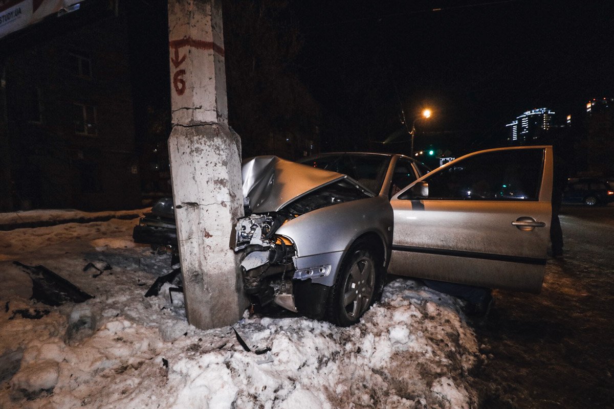После удара Skoda врезалась в столб После удара Skoda врезалась в столб