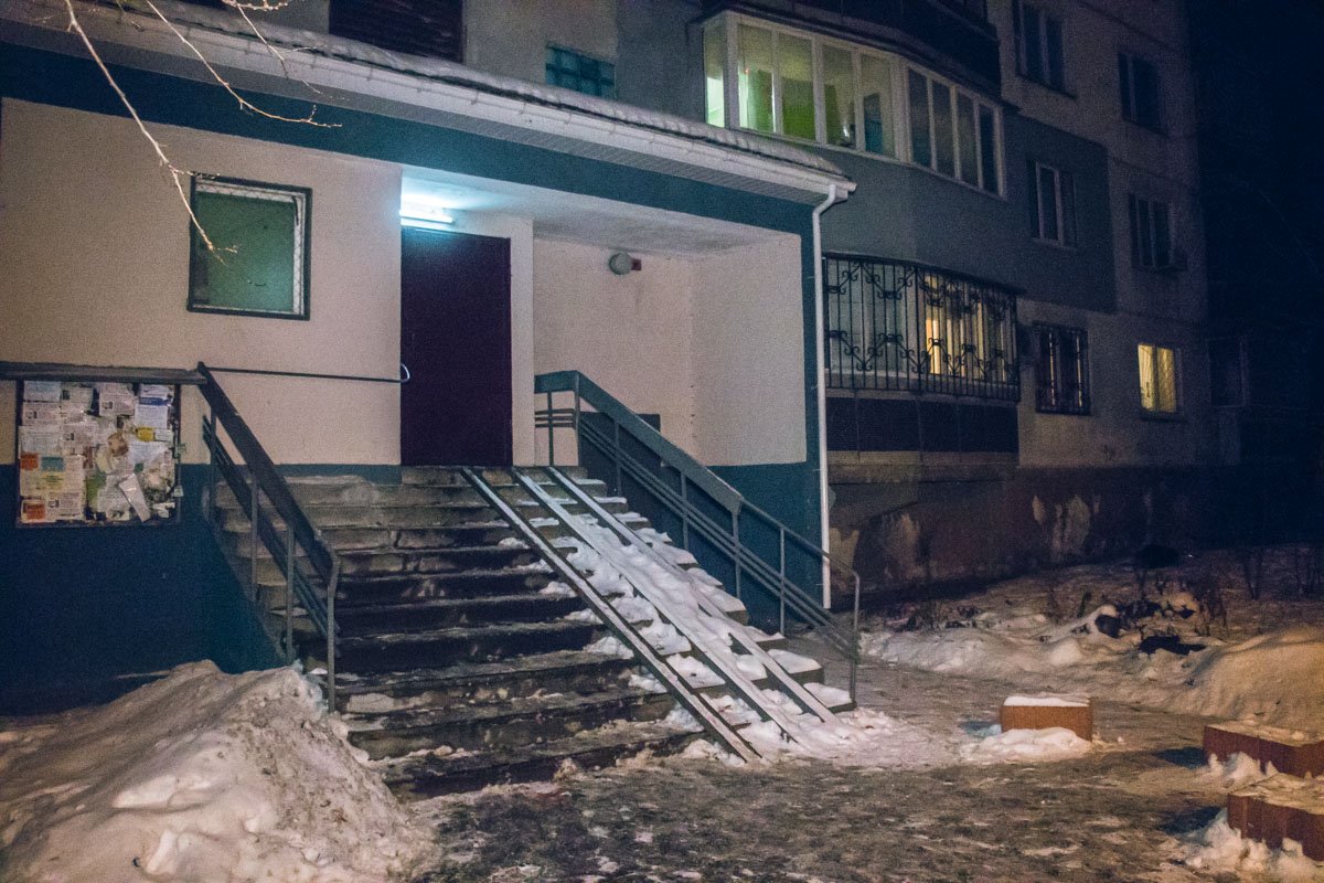 Тело лежало возле 16-этажного дома