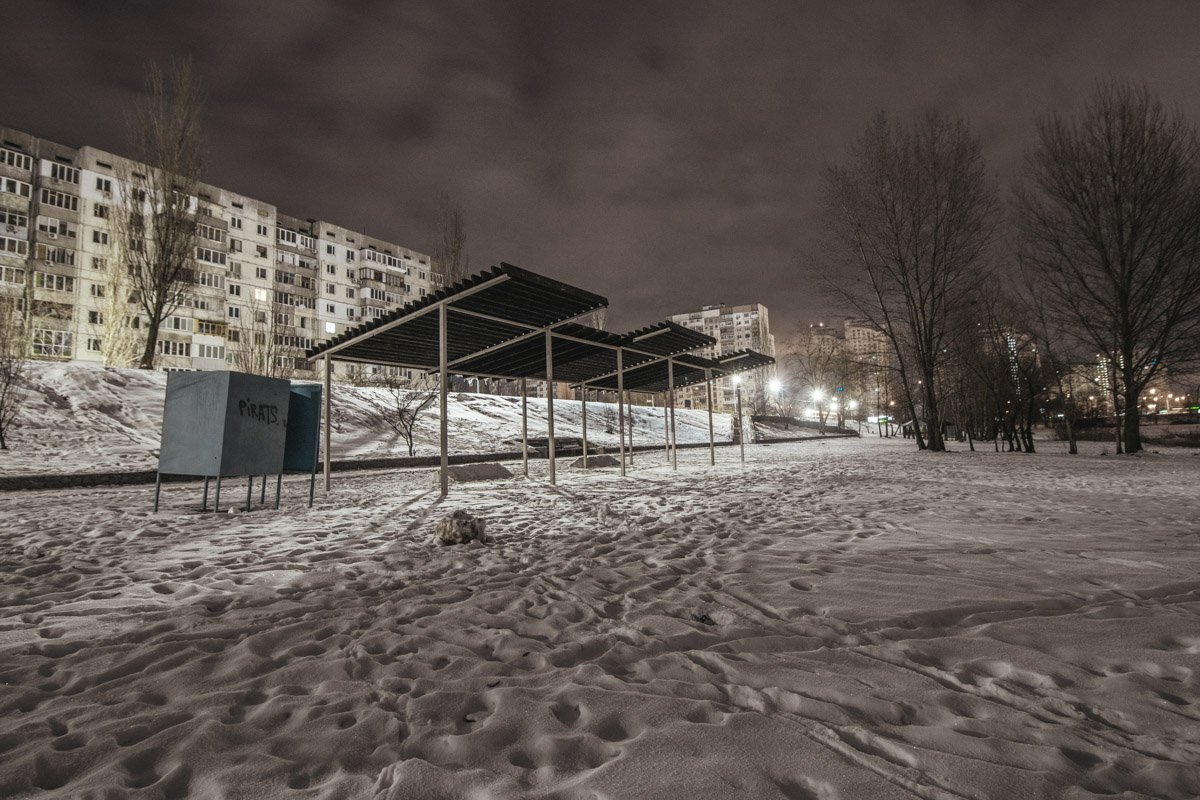 Под покровом темноты возле воды трудно кого-то встретить