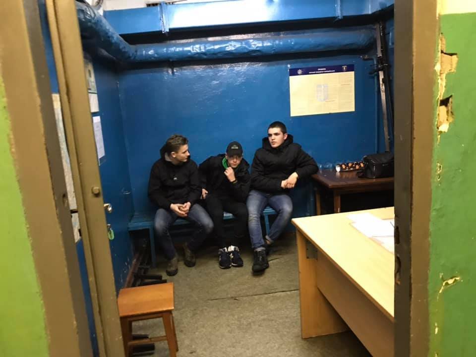 Некоторых подростков удалось задержать