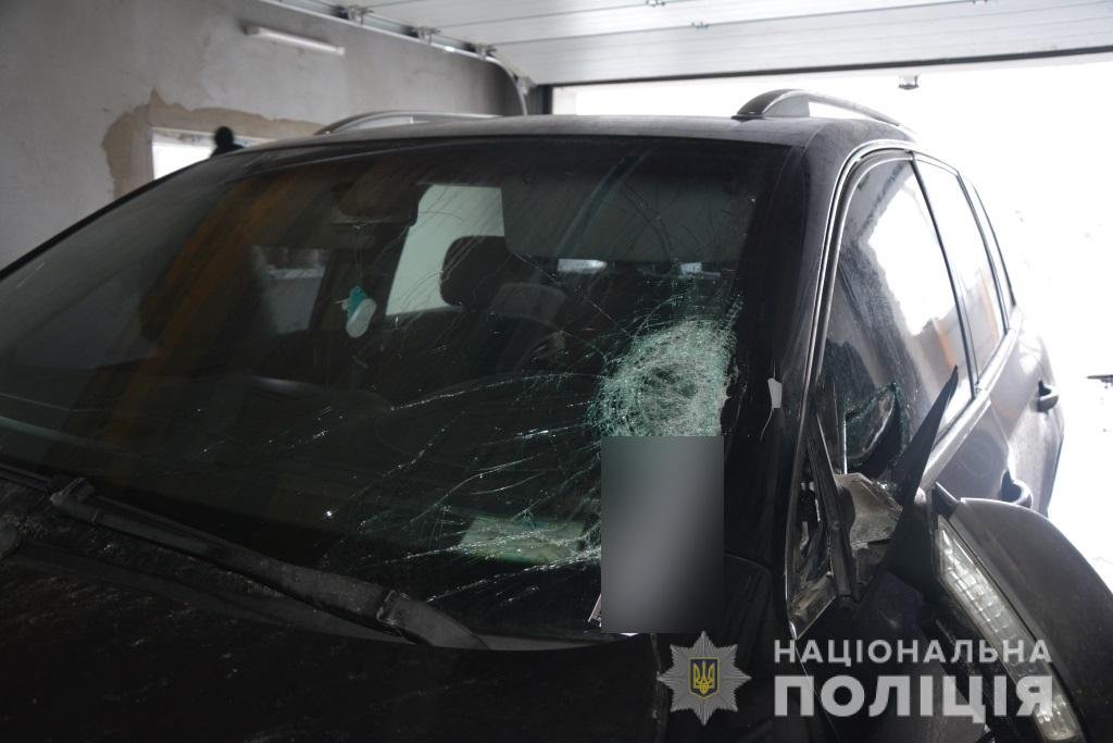 Под Киевом мужчина на Volkswagen насмерть сбил пешехода и сбежал 1