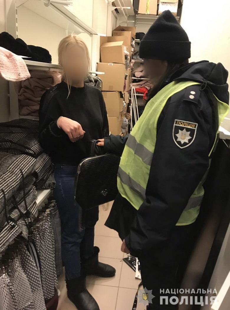 Половину украденного она надела на себя, а остальное спрятала в пакет