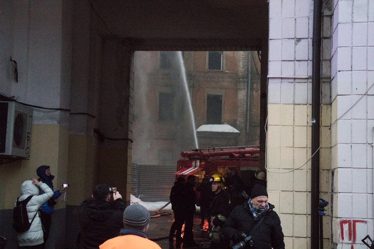 По адресу Крещатик 1/2 загорелась крыша отселенного нежилого здания По адресу Крещатик 1/2 загорелась крыша отселенного нежилого здания