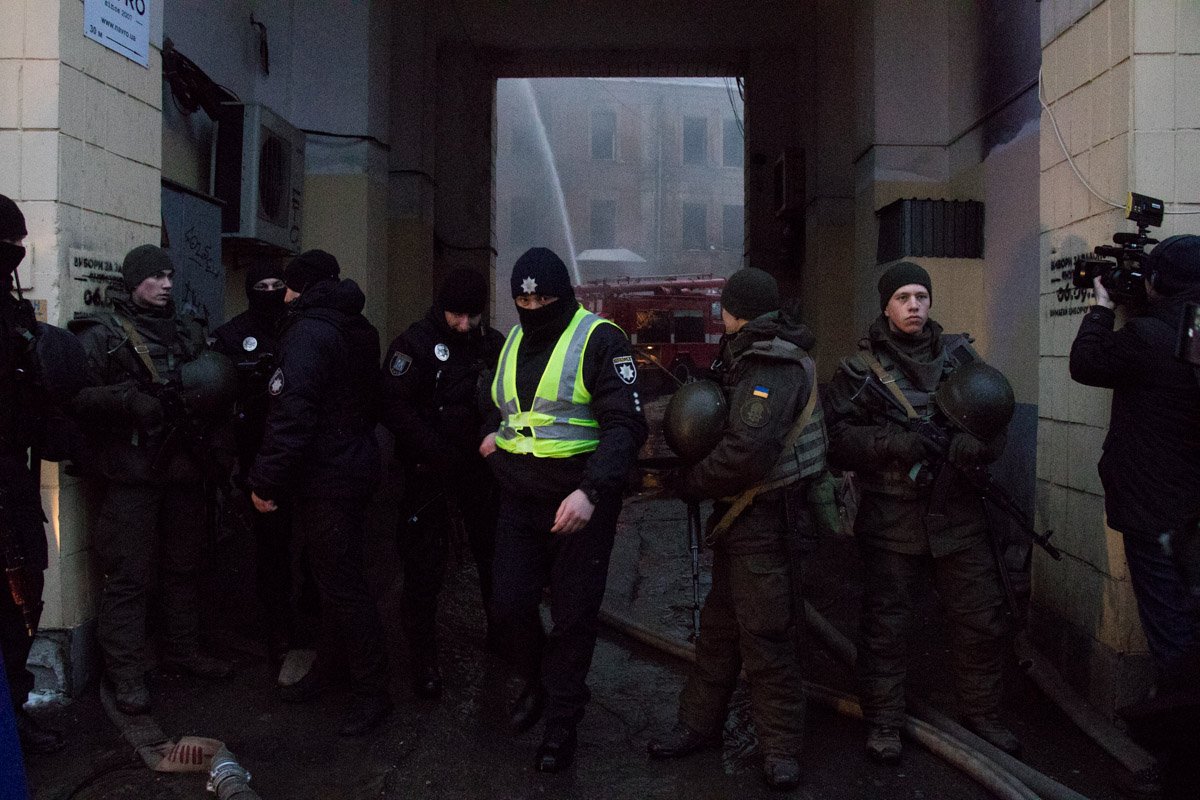 роход во двор закрыли, его охраняют патрульные и представители Нацгвардии роход во двор закрыли, его охраняют патрульные и представители Нацгвардии