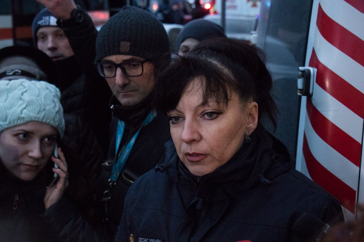 Дом старый, в нем деревянные перекрытия, поэтому огонь быстро распространяется. Есть возможность, что огонь перекинется на дом, который расположен рядом Дом старый, в нем деревянные перекрытия, поэтому огонь быстро распространяется. Есть возможность, что огонь перекинется на дом, который расположен рядом