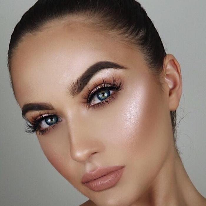 Обратите внимание на сияющие скулы, носик и зону под бровями у девушки, все это - работа хайлайтера Обратите внимание на сияющие скулы, носик и зону под бровями у девушки, все это - работа хайлайтера