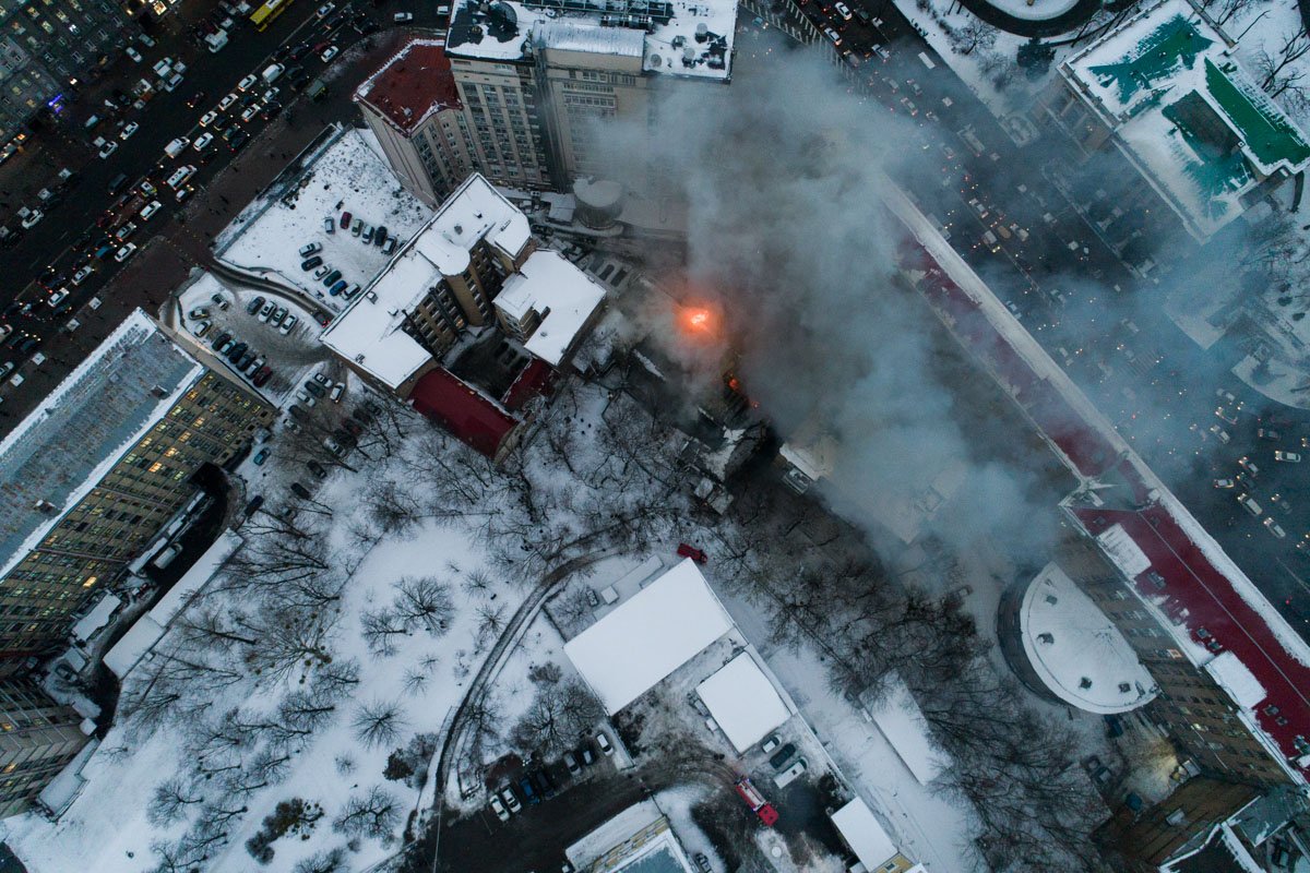 По адресу Крещатик 1/2 загорелась крыша отселенного нежилого здания