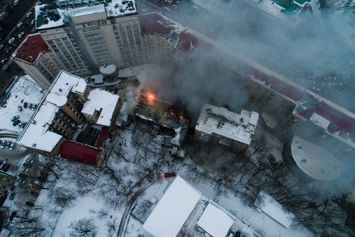 Причины возгорания выяснит следствие после полной ликвидации пожара