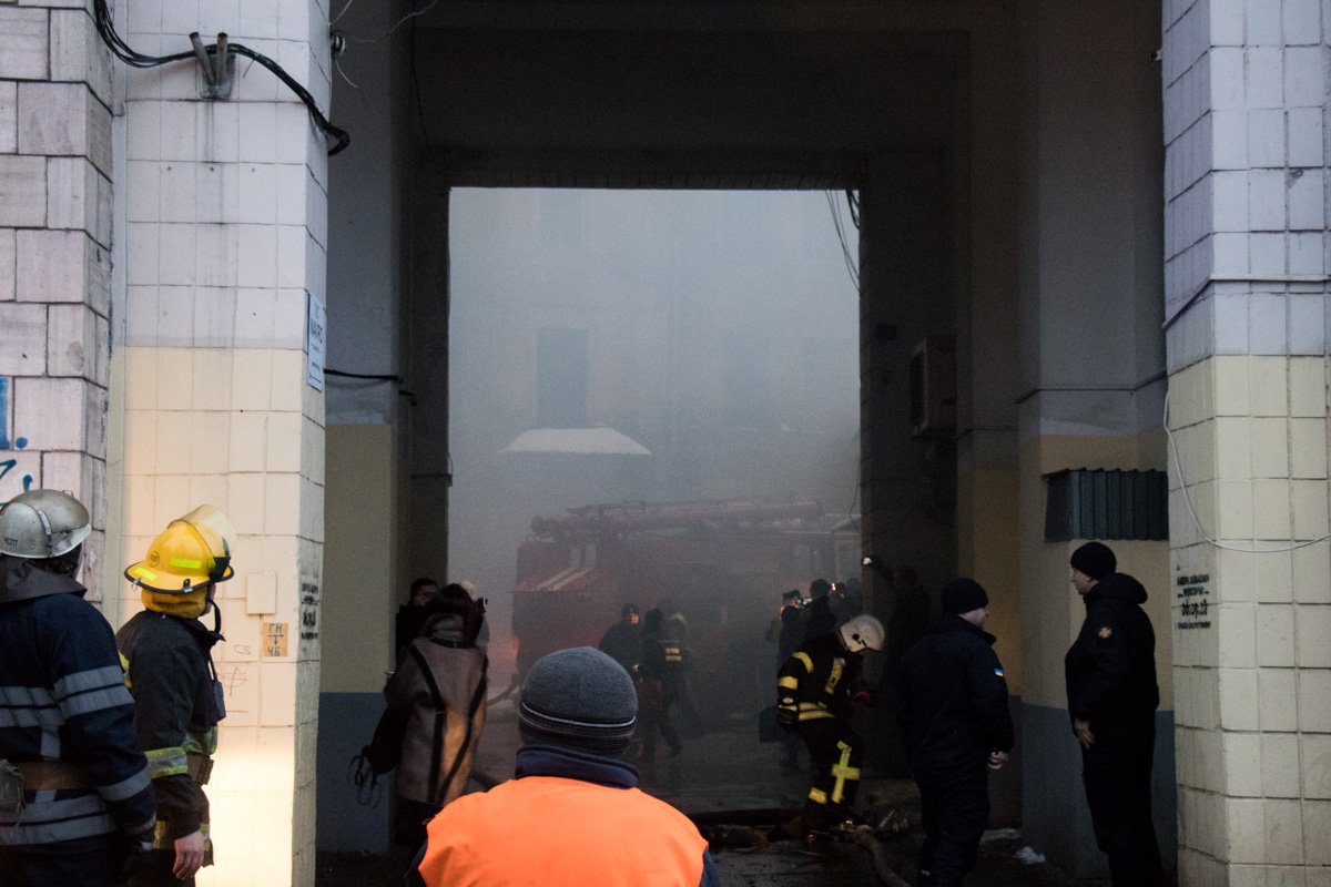 Так как дом старый и в нем деревянные перекрытия, это усложняло работу спасателей