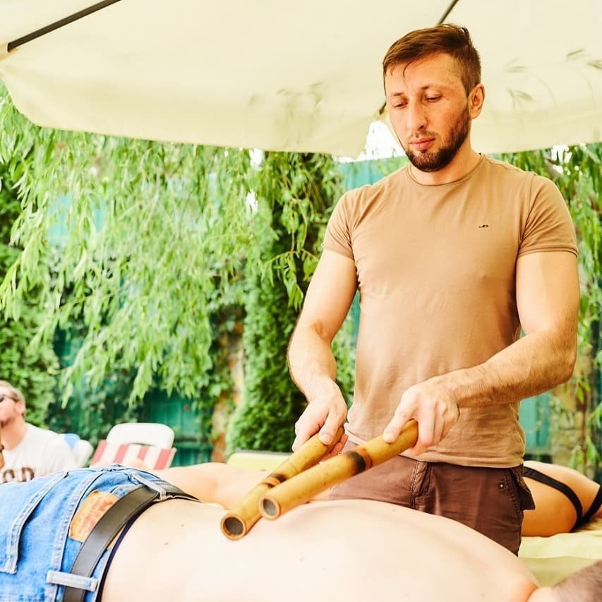 Один из экзотических методов массажа, который набирает популярность в Киеве - при помощи бамбуковых палочек Один из экзотических методов массажа, который набирает популярность в Киеве - при помощи бамбуковых палочек