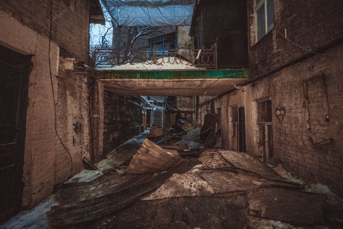 Вокруг самого дома валяются обломки разобранной спасателями крыши