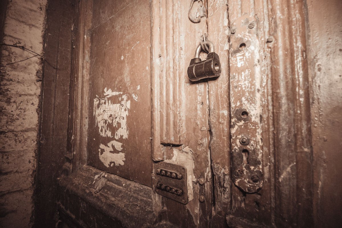 Двери и стены закопчены едким дымом, который вырывался из пылающего дома