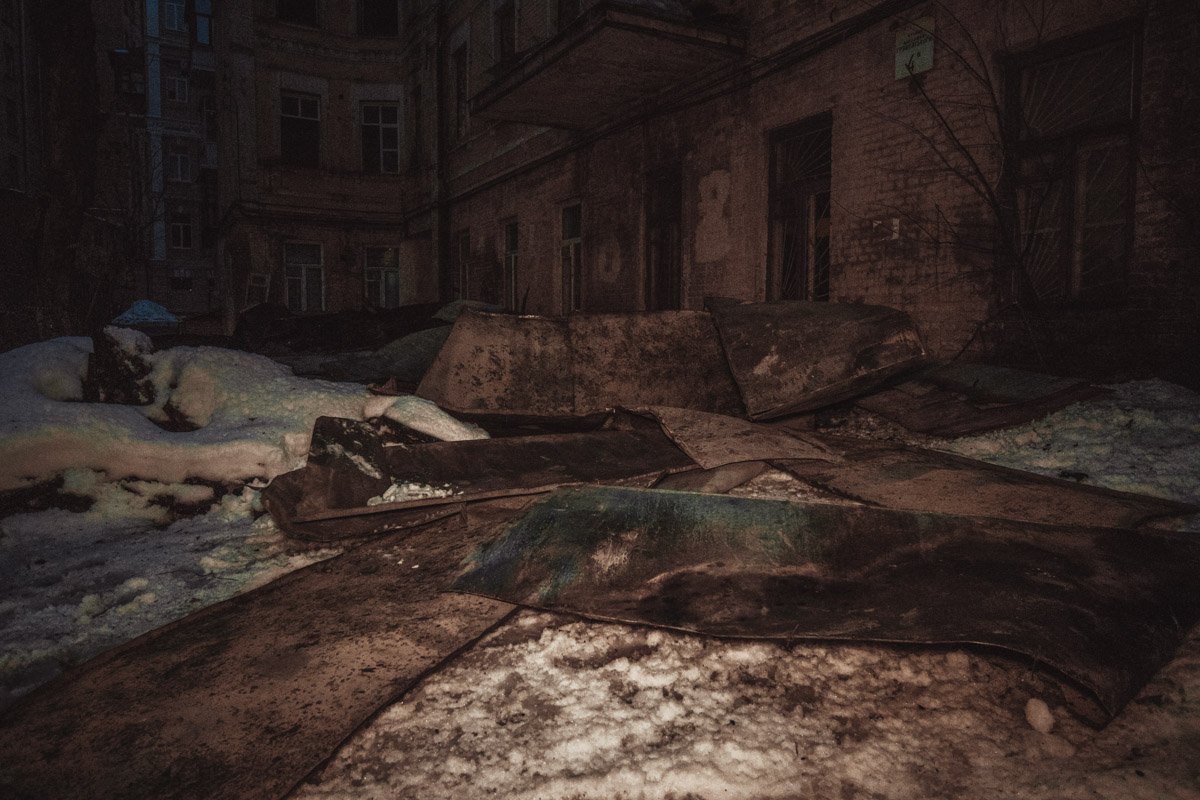 Обломки крыши возле горевшего дома