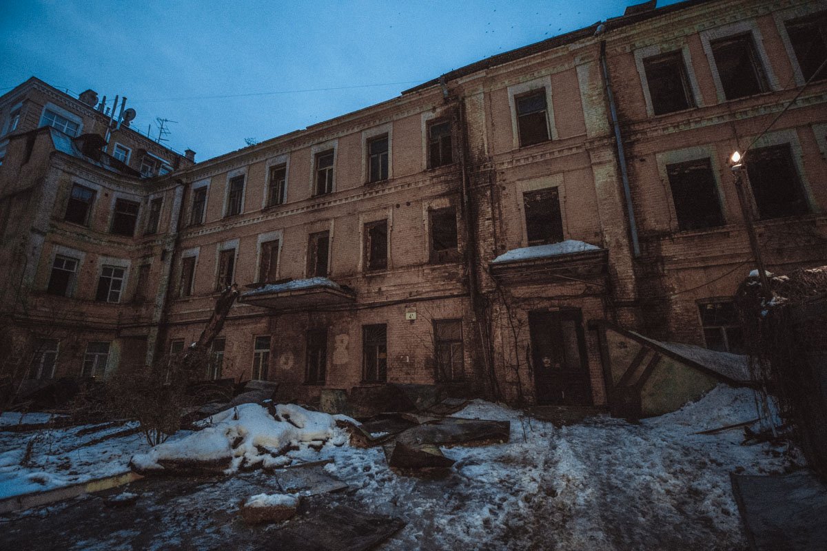 Горевшее здание на рассвете