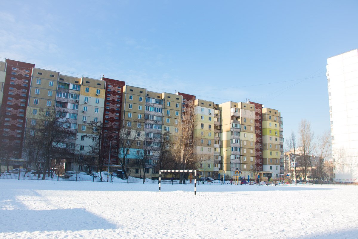 На месте будущего стадиона находится небольшое футбольное поле 
