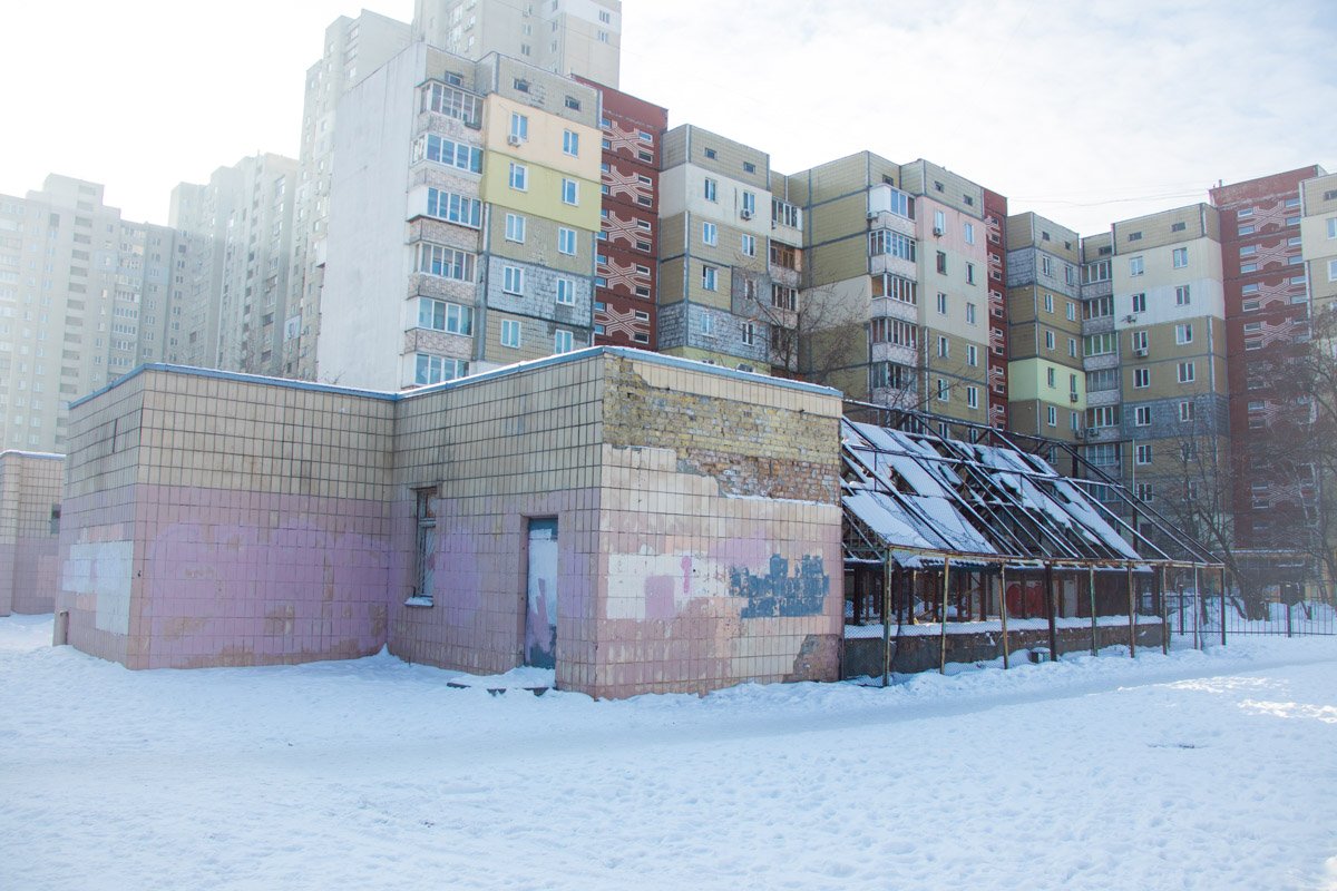Возле футбольного поля находится старая постройка, на месте которой планируют сделать трибуны 
