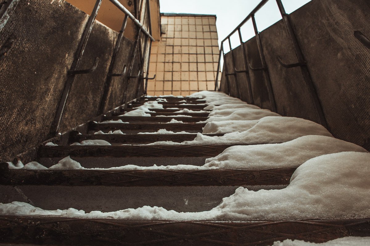 Лестница на второй этаж заброшенного здания
