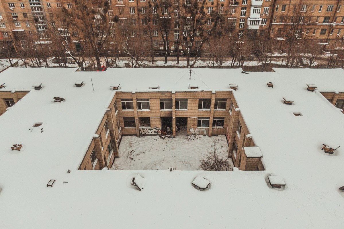 Сейчас здание заброшено, здесь бродяги обустроили ночлежки