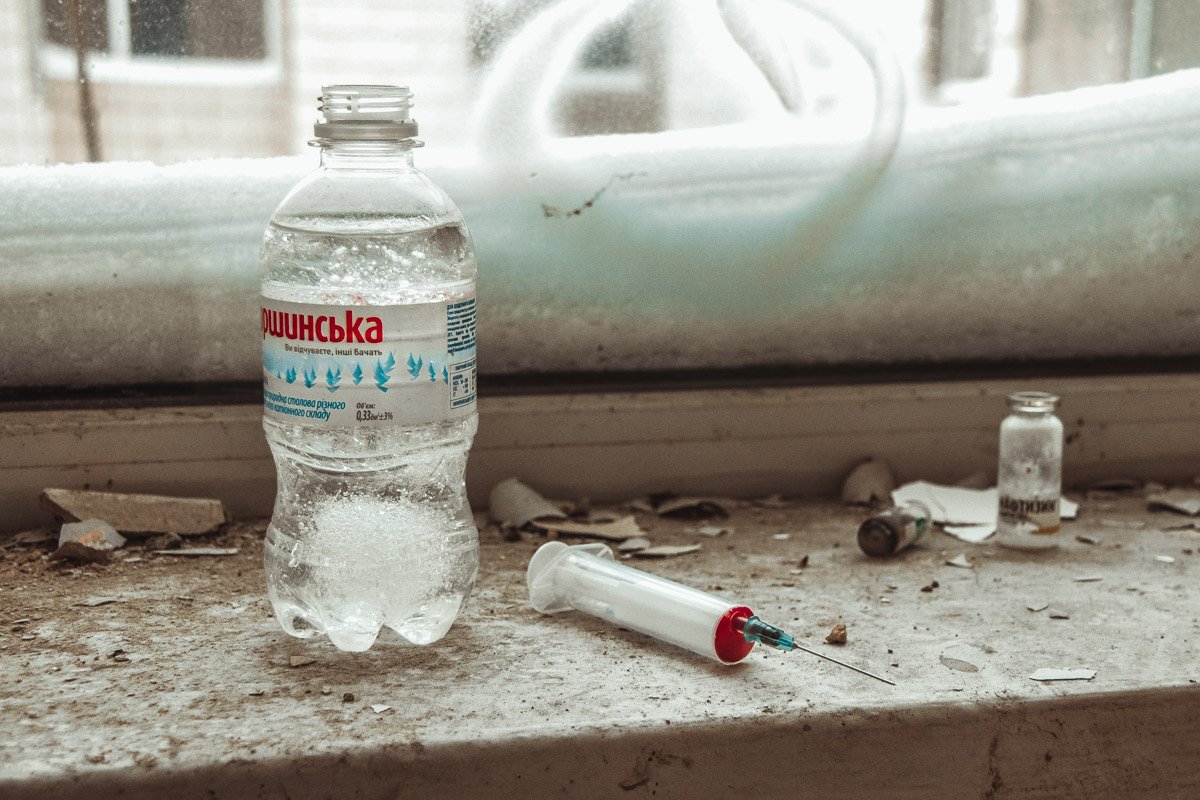 На подоконниках разбросаны шприцы