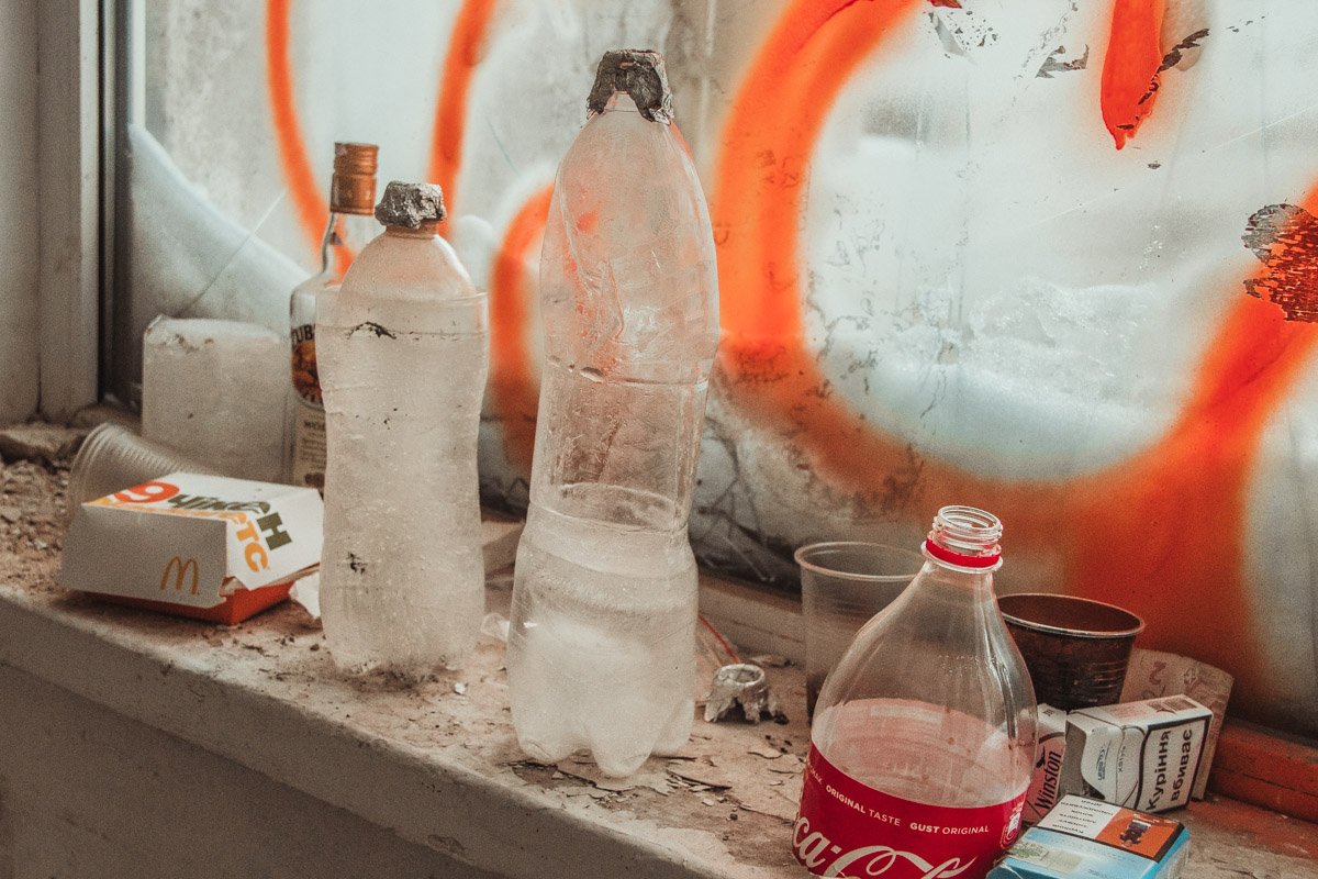 В здании бродяги обустроили ночлежки