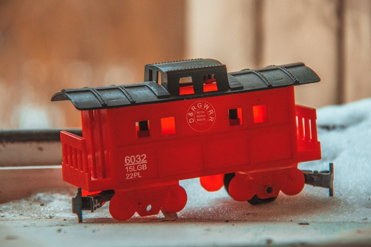 Здесь еще остались детские игрушки