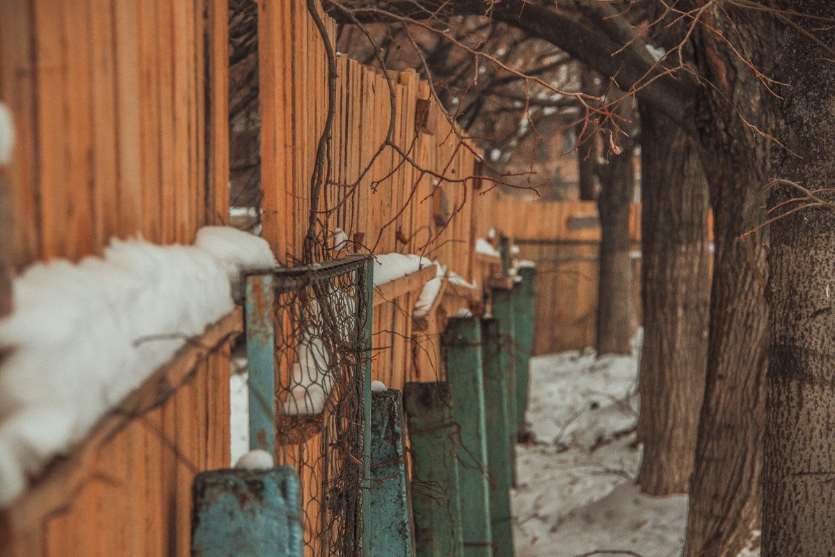 Здание детсада обнесено забором