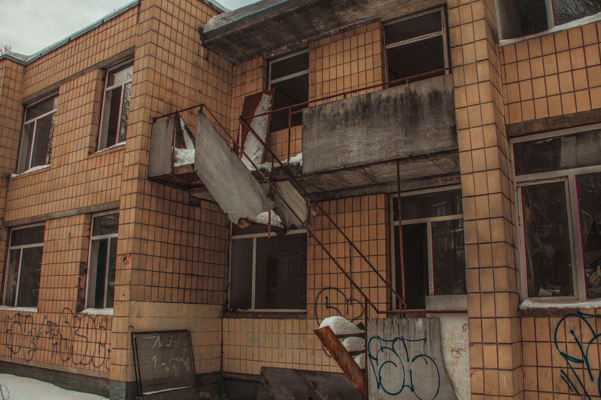 Обвалившаяся лестница ждет реконструкции