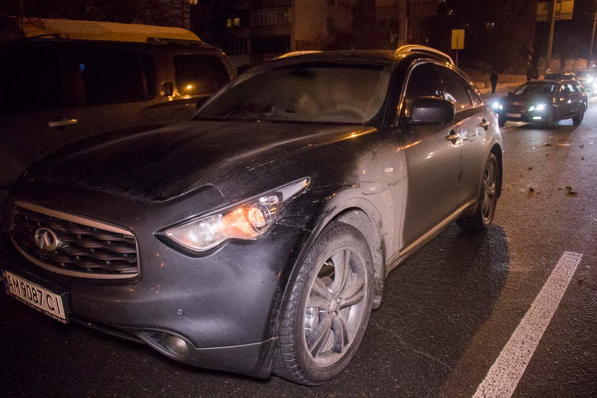 После столкновения с Chevrolet парня отбросило в соседний ряд, на крыло Infiniti После столкновения с Chevrolet парня отбросило в соседний ряд, на крыло Infiniti