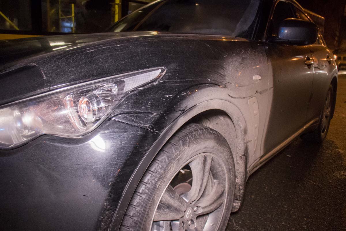 До этого внедорожник успел пропустить курьера До этого внедорожник успел пропустить курьера