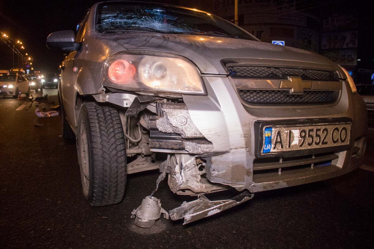 По словам водителя Chevrolet, мопед пытался пересечь двойную сплошную По словам водителя Chevrolet, мопед пытался пересечь двойную сплошную