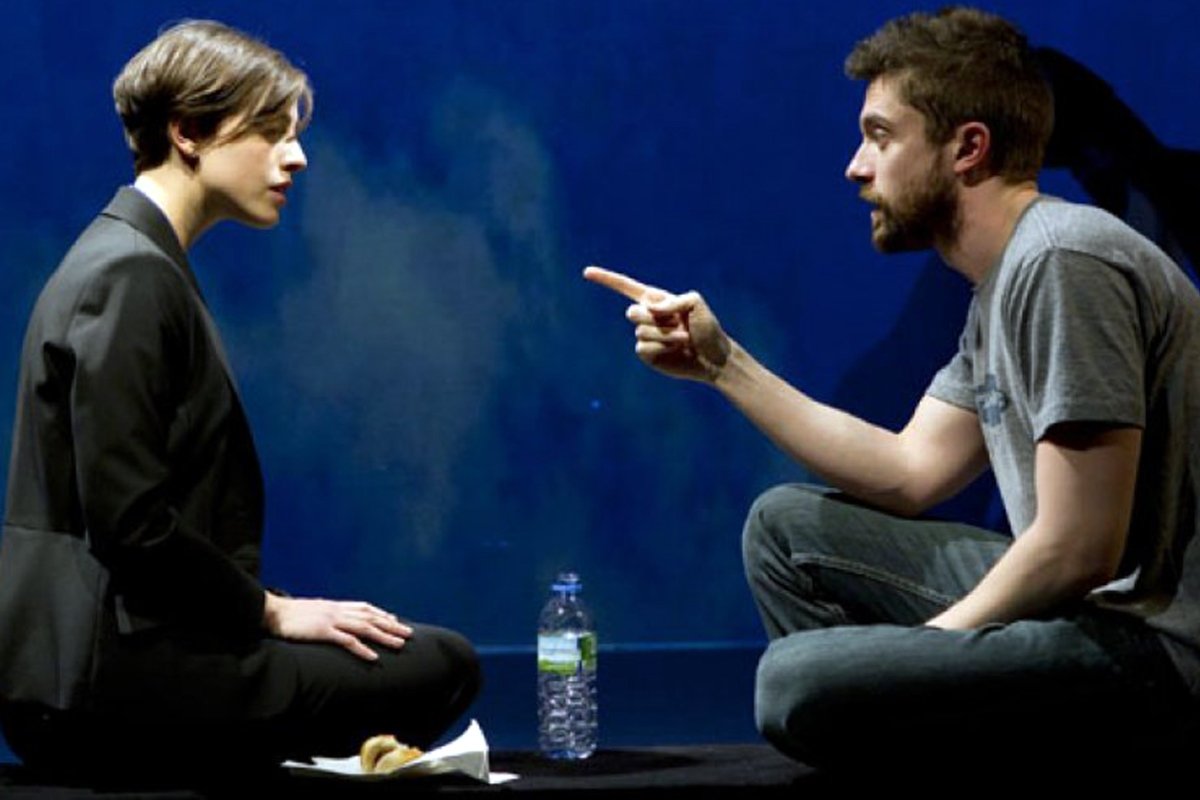 В спектакле звучит песня «Молчать» (музыка и слова Кузьмы Скрябина)