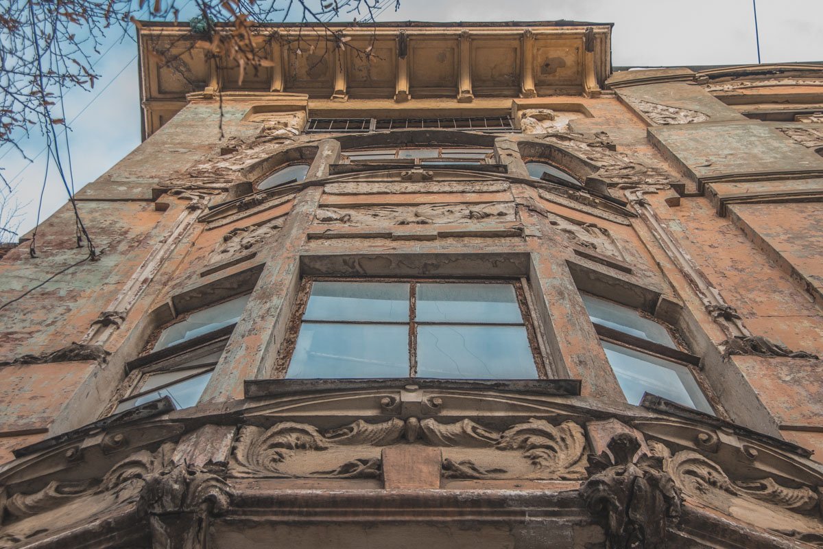 Власти наконец-то решили отремонтировать эти завораживающие лепнины Власти наконец-то решили отремонтировать эти завораживающие лепнины