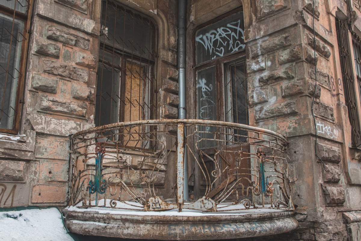 На такой балкон выходить желания совсем нет На такой балкон выходить желания совсем нет