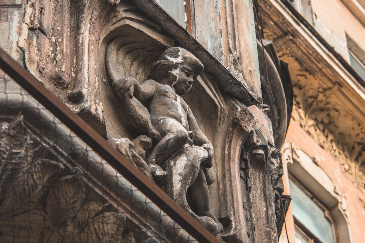 Мальчику тоже грустно Мальчику тоже грустно