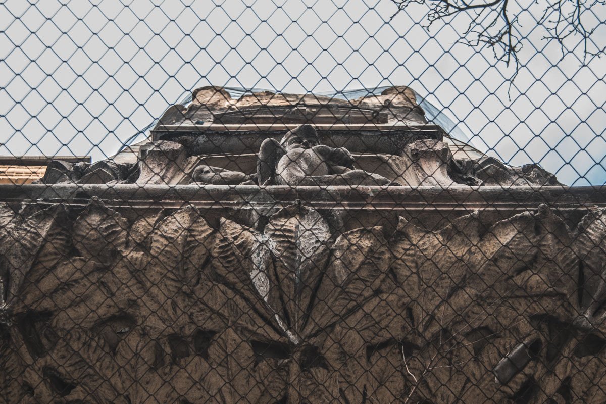 В заточении разрухи В заточении разрухи