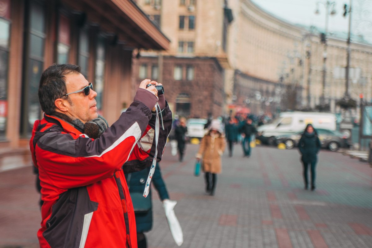 Солнце на улицах Киева заставила некоторых одеть затемненные очки