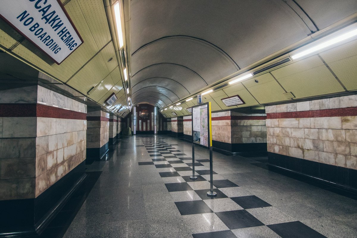 Интерьер станции нетипичный для киевского метрополитена